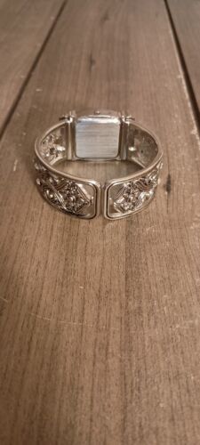 Vivani K4108 Ladies Wrist Watch Cuff Bracelet Silver Tone Quartz New Battery - Picture 3 of 14