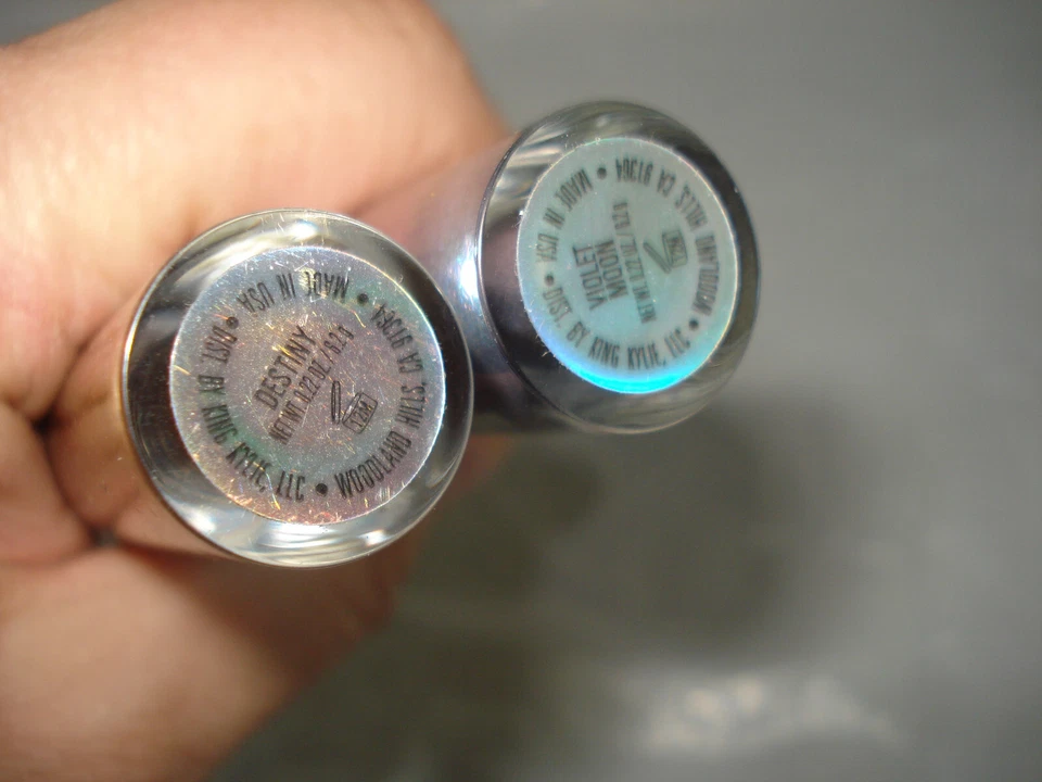 Sombra de ojos Kylie Cosmetics ojos brillantes dúos Destiny y luna violeta Foto 3 de 3