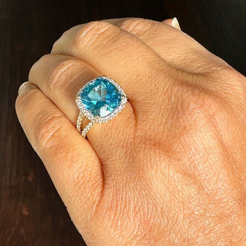 ANILLO DE COMPROMISO TOPACIO Y DIAMANTES DE ORO AMARILLO 14K CORTE COJÍN AZUL HALO 4,70CTW - Imagen 7 de 10