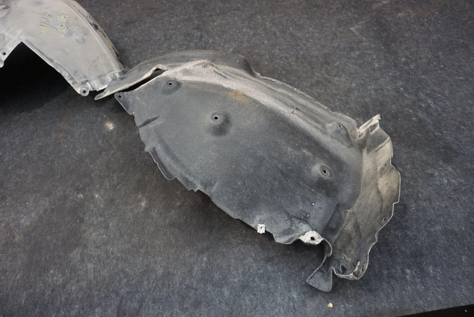 Juego guardabarros interior delantero derecho panel salpicaduras 51717185164 BMW 760i F02 2010-14 Foto 3 de 4