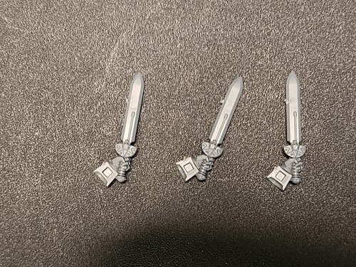 Warhammer 40k Miniatures Deathwatch Veterans Swords x3 Bits Lot, N69 - Picture 2 of 2