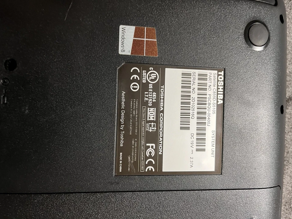 Toshiba Satellite C855D-S5105 15,6 pulgadas Portátil AMD E-300 8 GB 320 GB bisagra dañada Foto 4 de 4