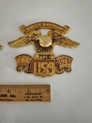 Zwei Vintage 1979-80 Original Messing Harley-Davidson Sissy-Bar Adler Embleme. - Bild 3 von 12