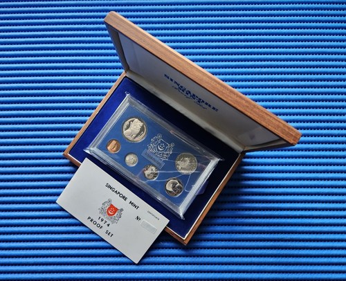 1974 Singapore Uncirculated Proof Coin Set with Wooden Box and Certificate - Picture 1 of 5