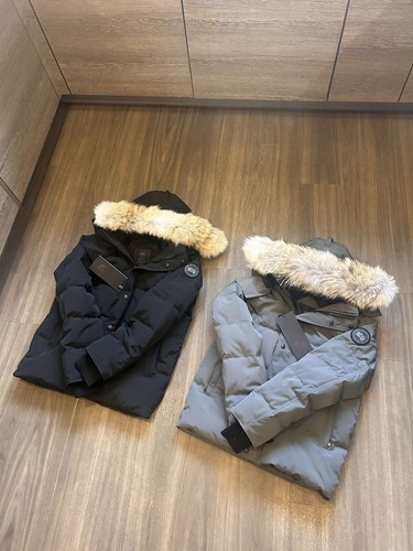 canada goose wyndham parka - Picture 2 of 2