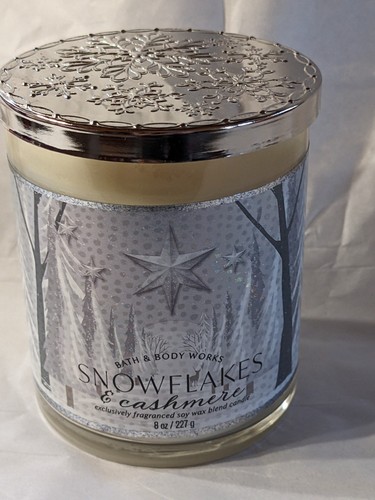 Bath & Body Works Snowflakes & Cashmere  Jar Candle Single Wick  8 OZ  - Picture 1 of 3