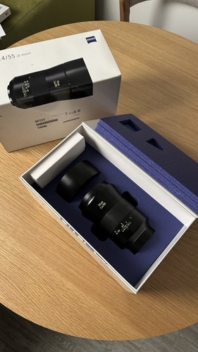 Zeiss Otus 55mm f1.4 ZE-mount (Canon EF) Beautiful cinematic lens - Hardly used - Picture 2 of 11