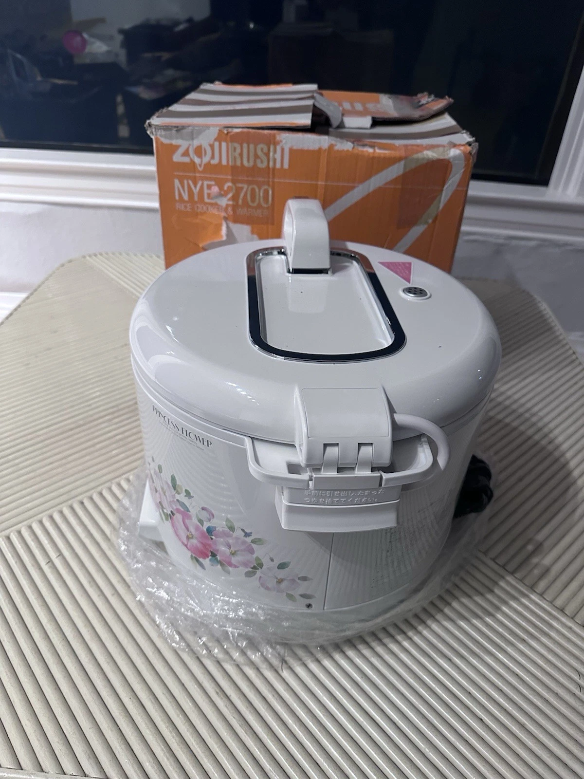 Zojirushi NYE-2700 Rice Cooker (Large 2.7L / 15 Cup) – Princess Flower Edition
Opens in a new window