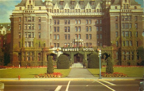 The Ivory Covered Empress Hotel, Victoria. British Columbia, Canada Vtg Postcard - Picture 1 of 2