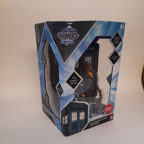 The Fugitive Doctor Who TARDIS Collectors Figure Set  - Picture 2 of 6