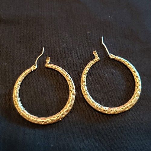 Pendientes Aros Poste A Presión Tono Dorado Grande Brutalista Texturizado Martillado - Imagen 2 de 5