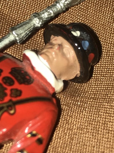 Painted Vintage Metal 1990 1:32 Scale British BEEFEATER Soldier Model 41064 - Bild 16 von 18