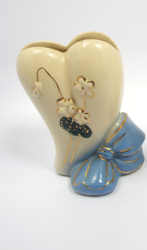 Vintage USA Keramik stilisiertes Herz mit blauer Schleife & weißen Blumen Wandtasche