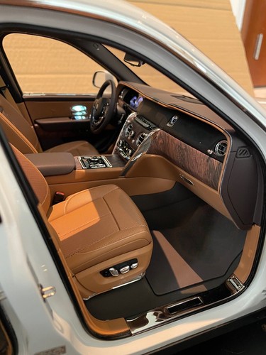 Rolls-Royce Cullinan (White Gloss w/ Burgundy Coachline) [Amalgam] 1:8 scale - Picture 11 of 17