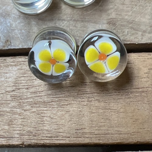 Paar PYREX GLAS 00g 10mm Blume gelb Dbl Flair STECKER KÖRPERSCHMUCK Ohrringe - Bild 1 von 5