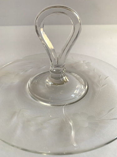 Bandeja de flores de vidrio grabadas transparentes de colección mango de bucle central bandeja de 6 1/2" - Imagen 4 de 9