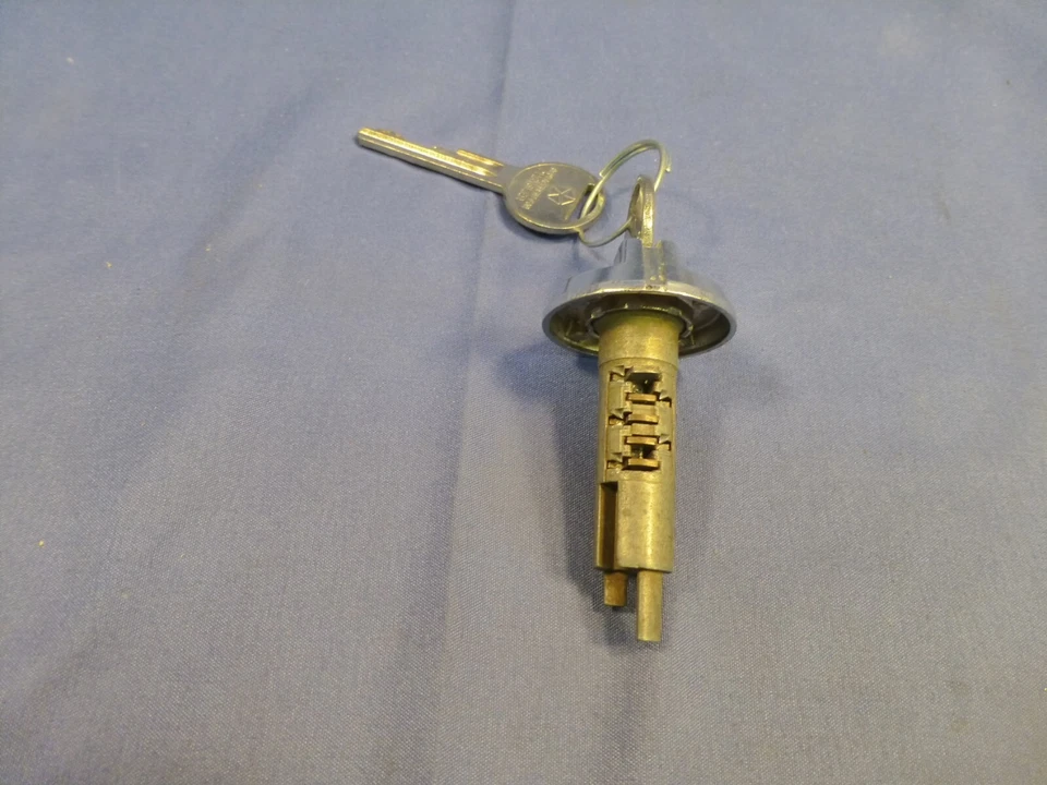 Cilindro de bloqueo de guantera 1970-1972 NOS con llaves Plymouth Cuda AAR Barracuda Fury Foto 3 de 4