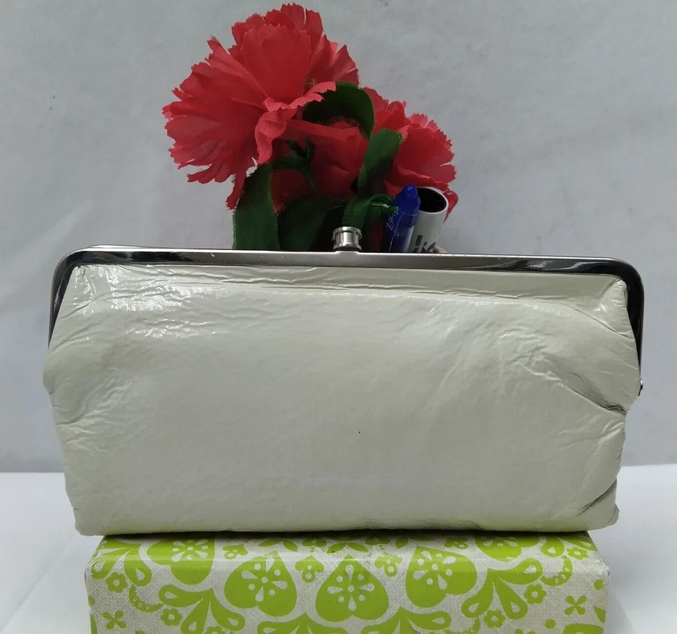 Cartera para tarjeta de crédito Hobo International de charol blanco roto doble Kisslock Foto 2 de 4