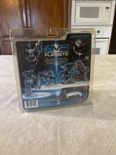 McFARLANE AVP ALIEN QUEEN VS CELTIC PREDATOR PLAYSETS PREDATOR FIGURE WITH BASE - Picture 10 of 12