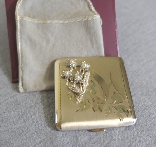 Espejo cosmético en polvo compacto vintage Dorset Rex Fifth Ave perlas y diamantes de imitación - Imagen 15 de 16