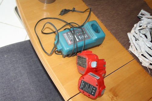 Makita Ladegerät mit zwei Akkus 12V