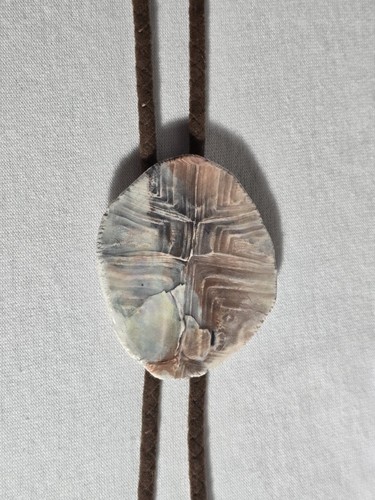 Vintage Handmade Bolo Tie Brown Rope Western Ceramic Centerpiece Art Iridescent  - Afbeelding 8 van 24