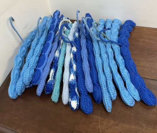 Vintage Retro 20 Stück blau weiß gehäkelt Holz Garn bedeckt Kleiderbügel - Bild 9 von 13