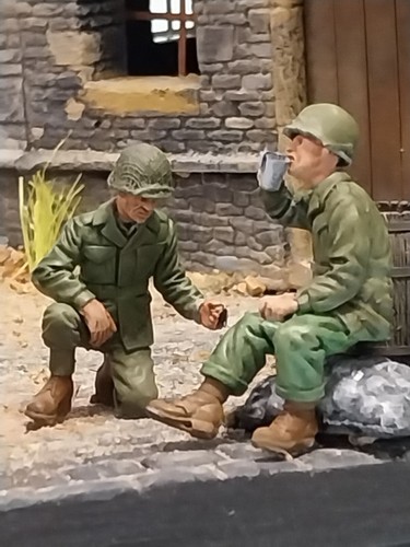 1/35 scale WW2 US GI's Chow time set #2 (2 Figures sitting) - Picture 7 of 7