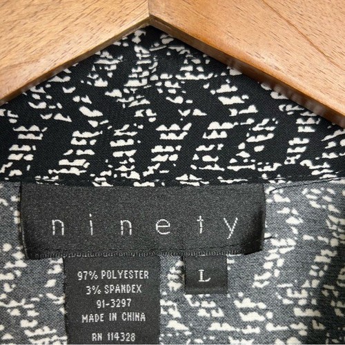 Ninety Women's Abstract Chevron Button Front Top Black White Size Large - Picture 5 of 10