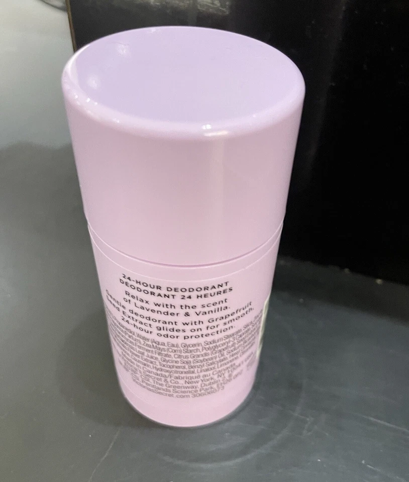 Victoria Secret Desodorante en Barra 24 Horas Libre de Lavanda y Vainilla 2.5oz Foto 2 de 2