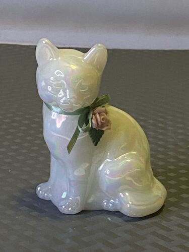 FENTON OPALISIERENDE KATZE MIT BLUME UND SCHLEIFE