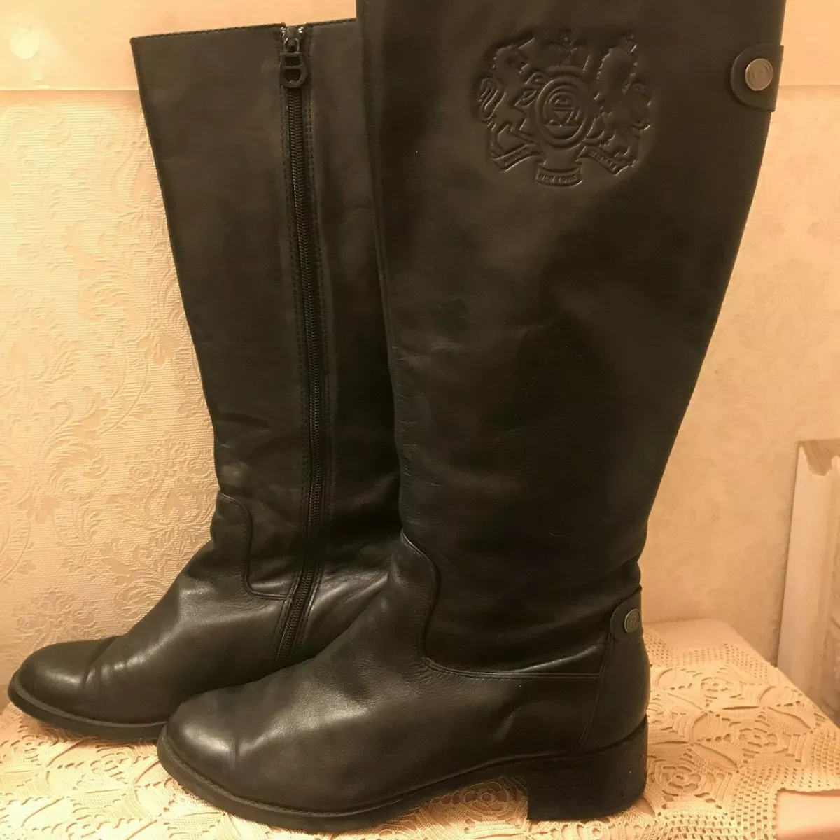 Etienne aigner riding best sale boots with stamped logo