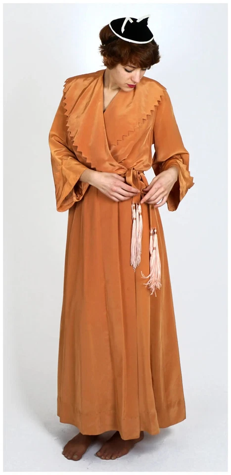 Impresionante bata hecha a mano vintage de los años 40 30 en satén irridiscente con flecos medianos Foto 3 de 4