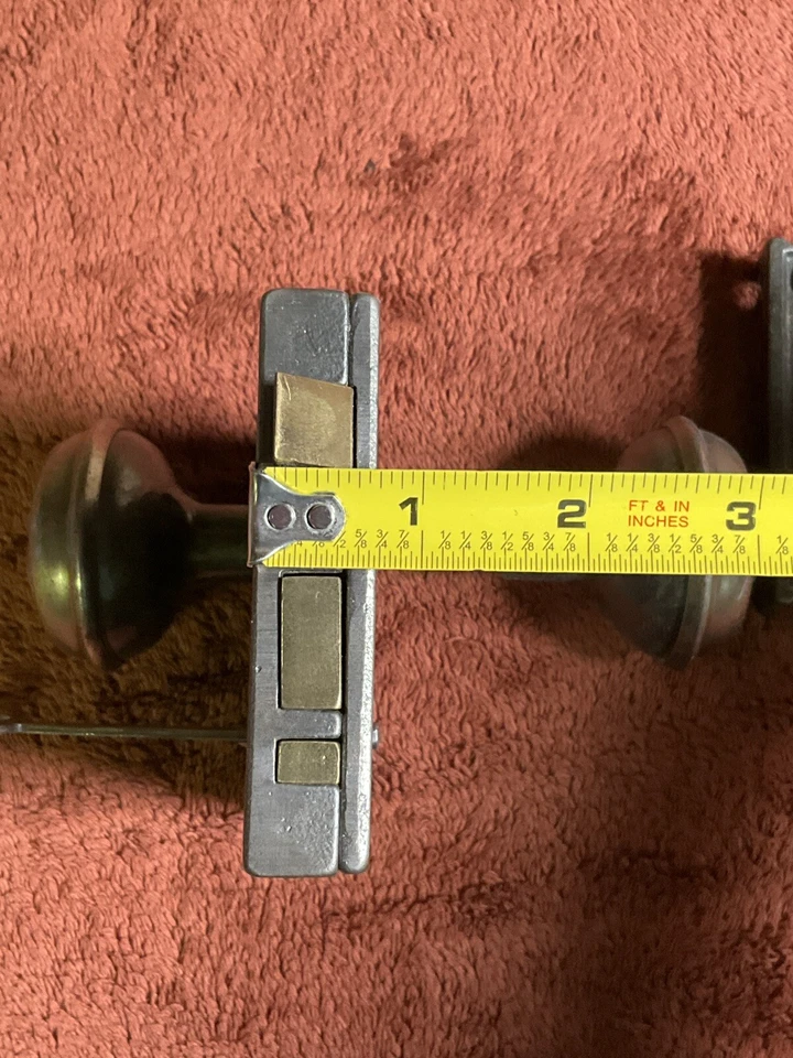 Acero antiguo M.W. Juego de cerraduras de puerta con borde Co., lanzamientos de latón, 2 perillas decorativas, 1 llave Foto 4 de 4