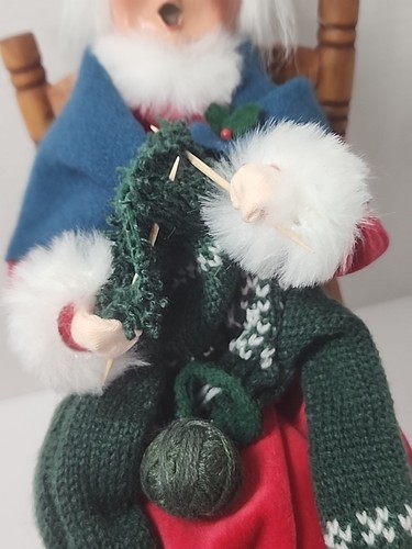Byers Choice Weihnachtspullover rot Mrs. Claus Strick im Schaukelstuhl - Bild 7 von 17