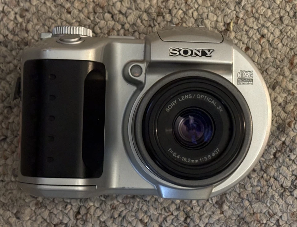 Sony Mavica MVC-CD250 Digital Still Camera 2.0MP Noise Reduction 3x Optical Zoom - Image 2 of 4