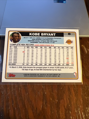 Baloncesto Kobe Bryant 2006-07 Topps #8 Salón de la fama Los Angeles Lakers casi nuevo-como nuevo - Imagen 4 de 6