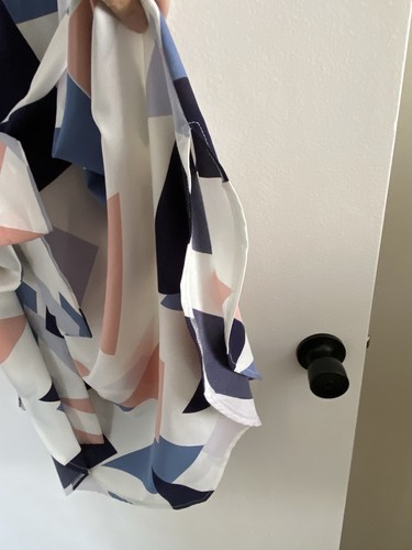 Abito geometrico SHEIN scollo 22/24 V con cintura bianco blu rosa manica corta - Foto 4 di 7