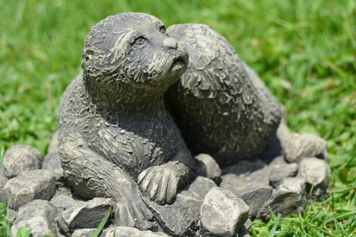 Adorno de jardín de piedra Eela & Oakie the Otter Pups - Imagen 5 de 9