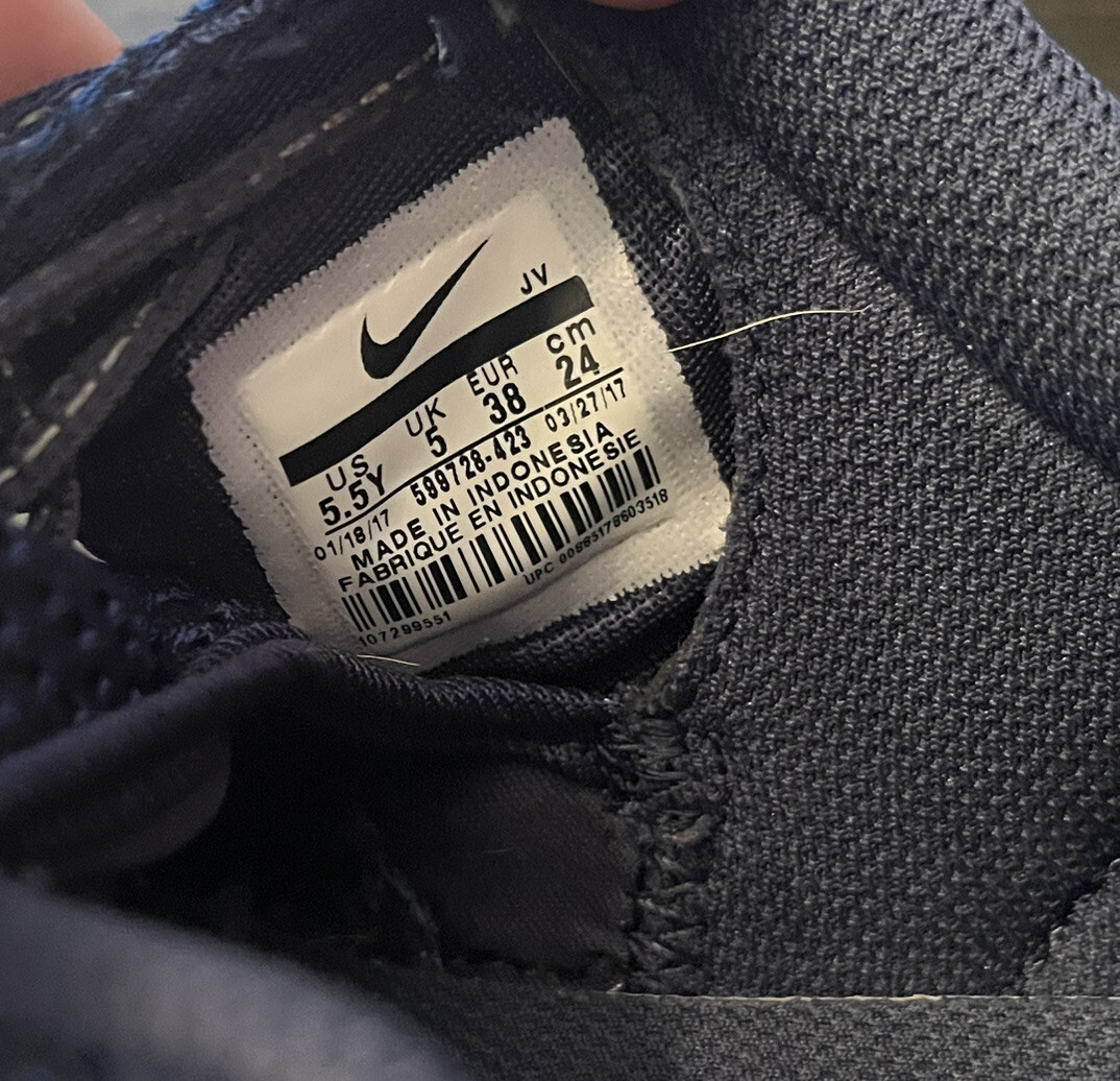 Nike Roshe One Boys Youth Navy Blue White Sz 5.5Y (599728
