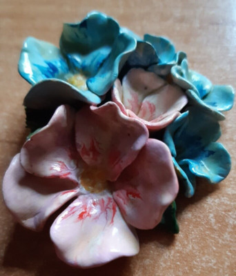 Blütenbrosche hellblau und rosee   ,jede anders bemalt, UNIKAT