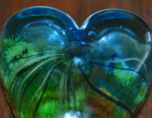 Robert Held Art Glass Heart Shaped Paperweight Red Poppy Flowers Signed Green - Picture 10 of 10