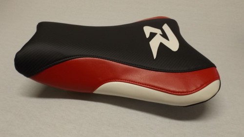 FUNDAS DE ASIENTO DELANTERAS/TRASERAS NEGRAS FIBRA DE CARBONO/ROJO/BLANCO AJUSTE SUZUKI GSX1000R 2005/06 - Imagen 5 de 11