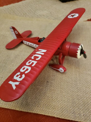 Aereo vintage pressofuso in metallo rosso ERTL Texaco coin bank. Ex Cond