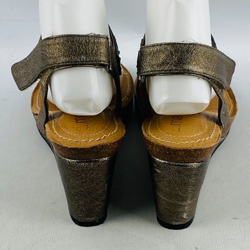 Womens 9M Me Too Kaylen Wedge Sandals Metallic Gold Leather Cork Soles 3" Heels - Picture 5 of 10