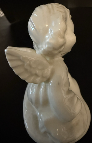 Ángel de cerámica blanca vintage sosteniendo cachorro ángel 3", acabado brillante - Imagen 4 de 6