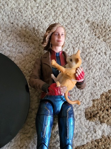 CAPTAIN MARVEL & GOOSE THE CAT 6" FIGURE LOOSE *NO BOX*  - Bild 2 von 3