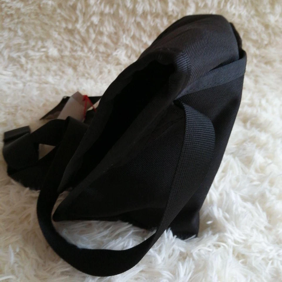 Bolso Mensajero CROMADO CADERA Color NEGRO DORADO Hebilla Línea Old School Casi Como Nuevo Foto 4 de 4