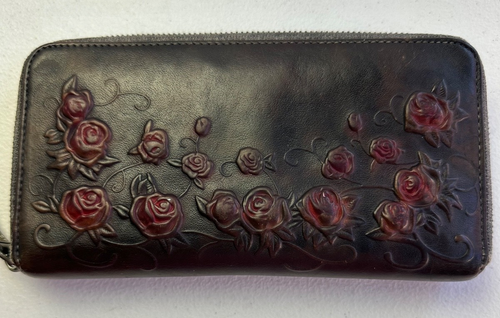 Bolso sin asas APHISONUK de cuero con cremallera alrededor de cuero de vaca rosas rojas en relieve - Imagen 18 de 18