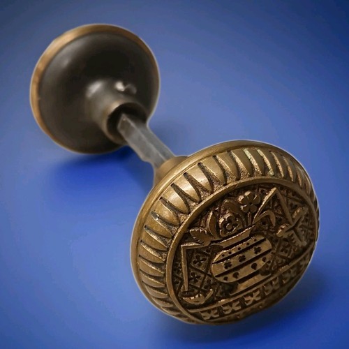 Hermosa perilla de puerta de paso Eastlake de hoja rota de madera de 1886 antigua  - Imagen 1 de 6